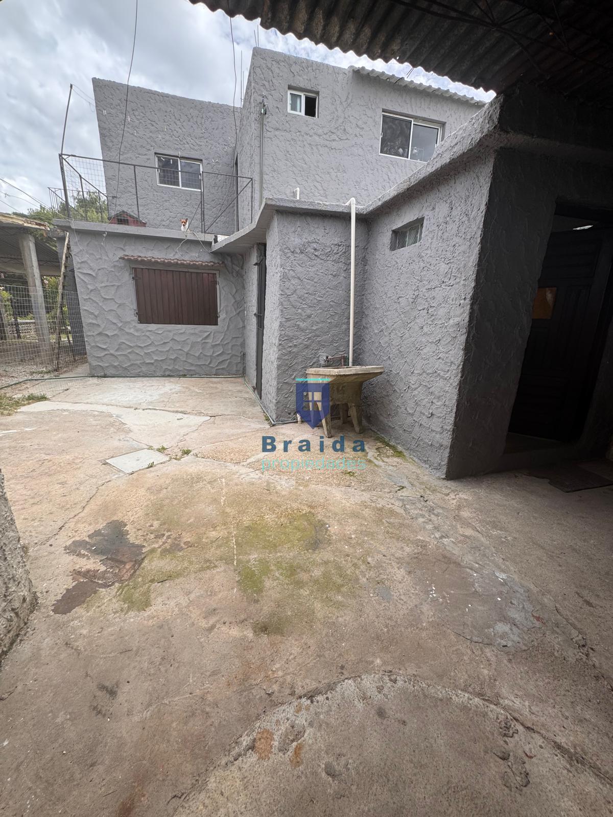 Gran vivienda de 2 dormitorios a cuadras de la plaza y dos apartamentos anexos