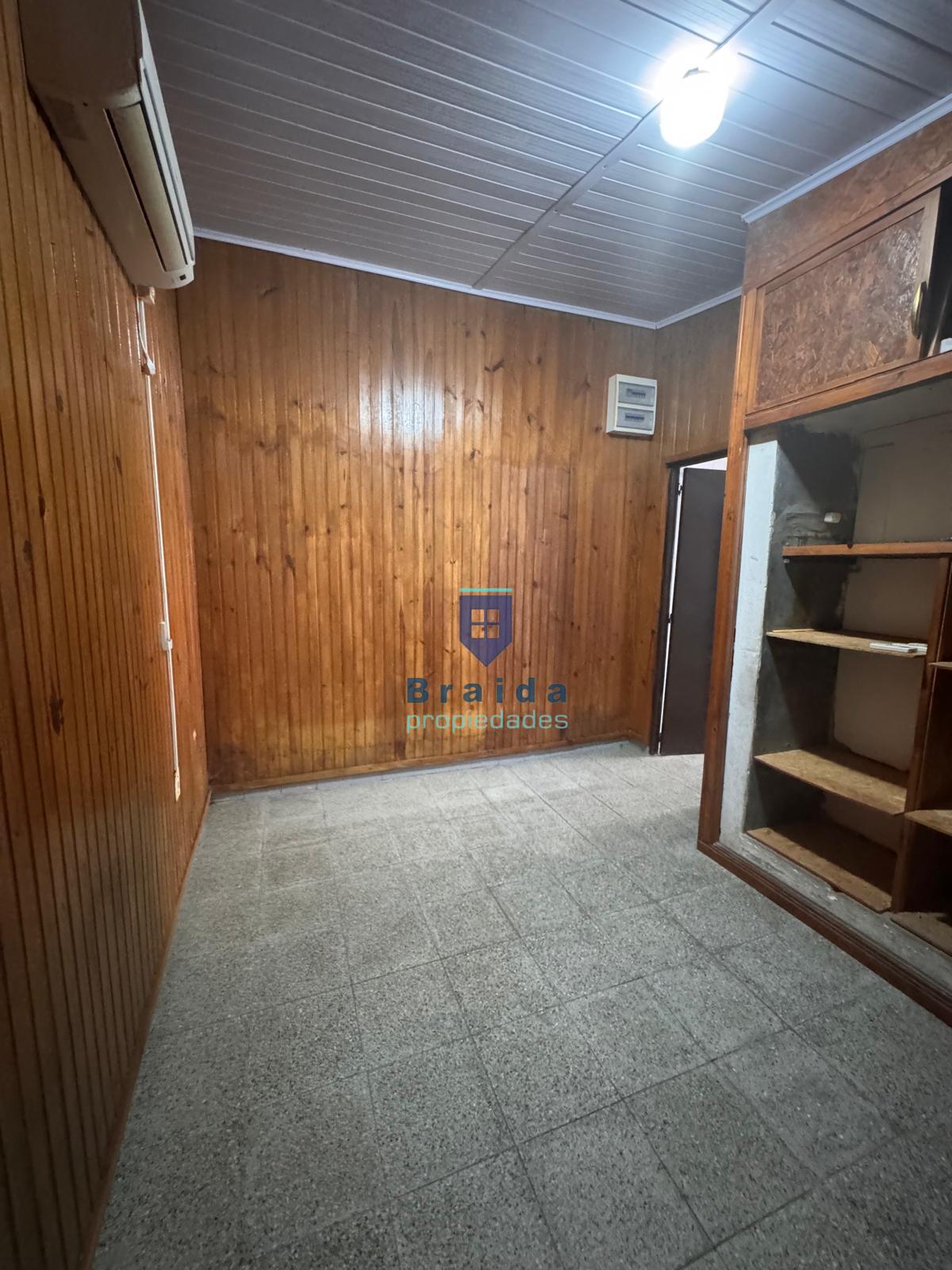 Gran vivienda de 2 dormitorios a cuadras de la plaza y dos apartamentos anexos