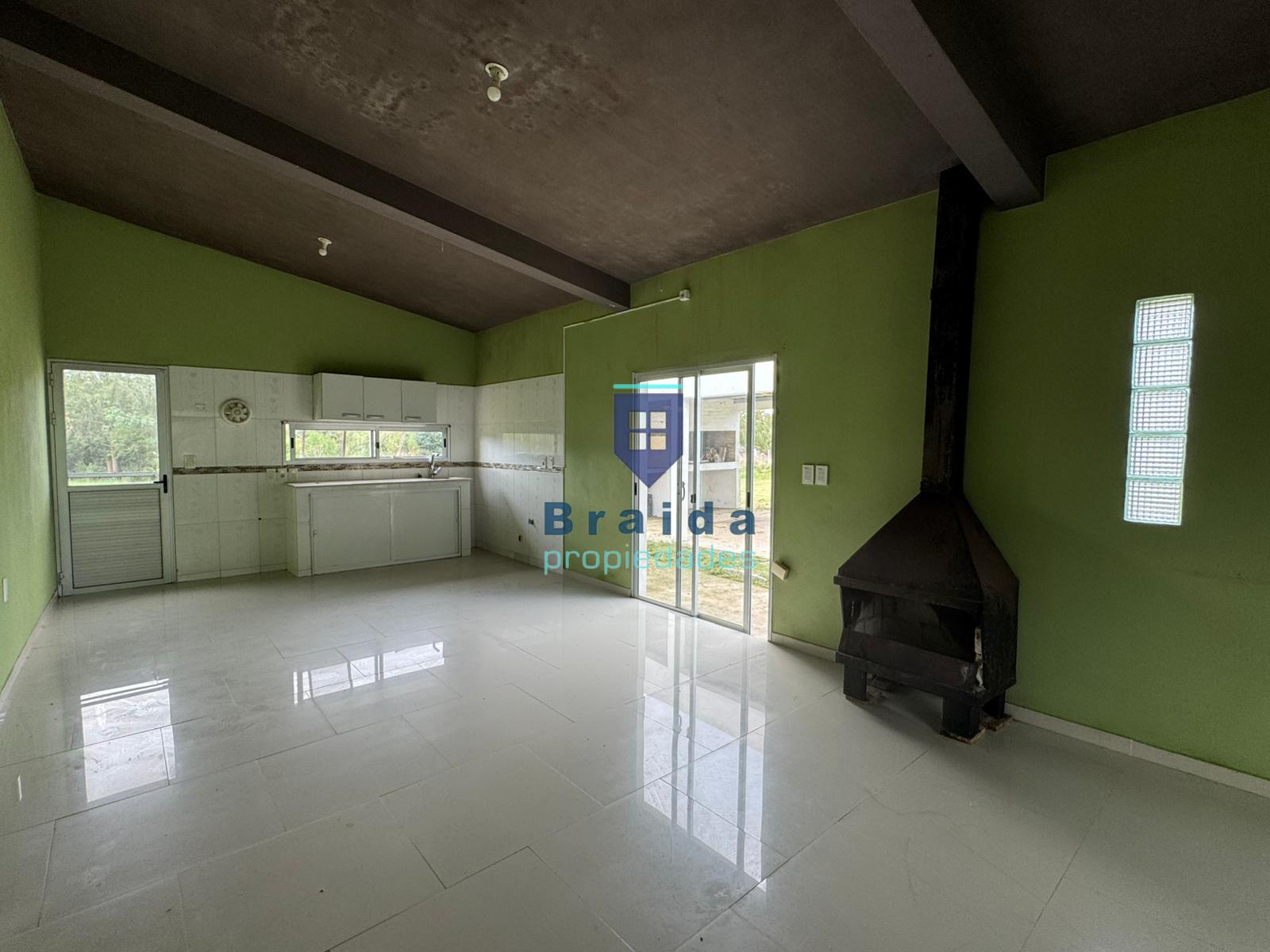 Hermosa vivienda de dos dormitorios y cochera