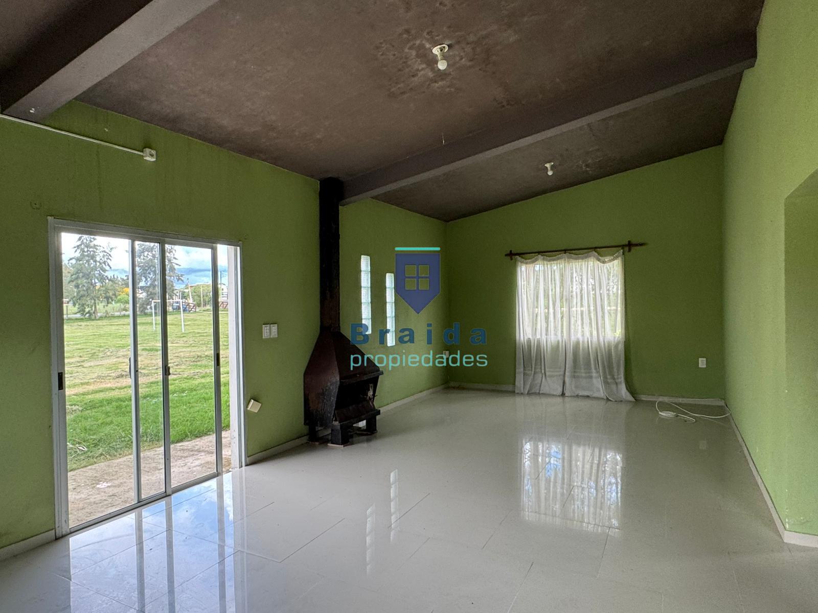 Hermosa vivienda de dos dormitorios y cochera