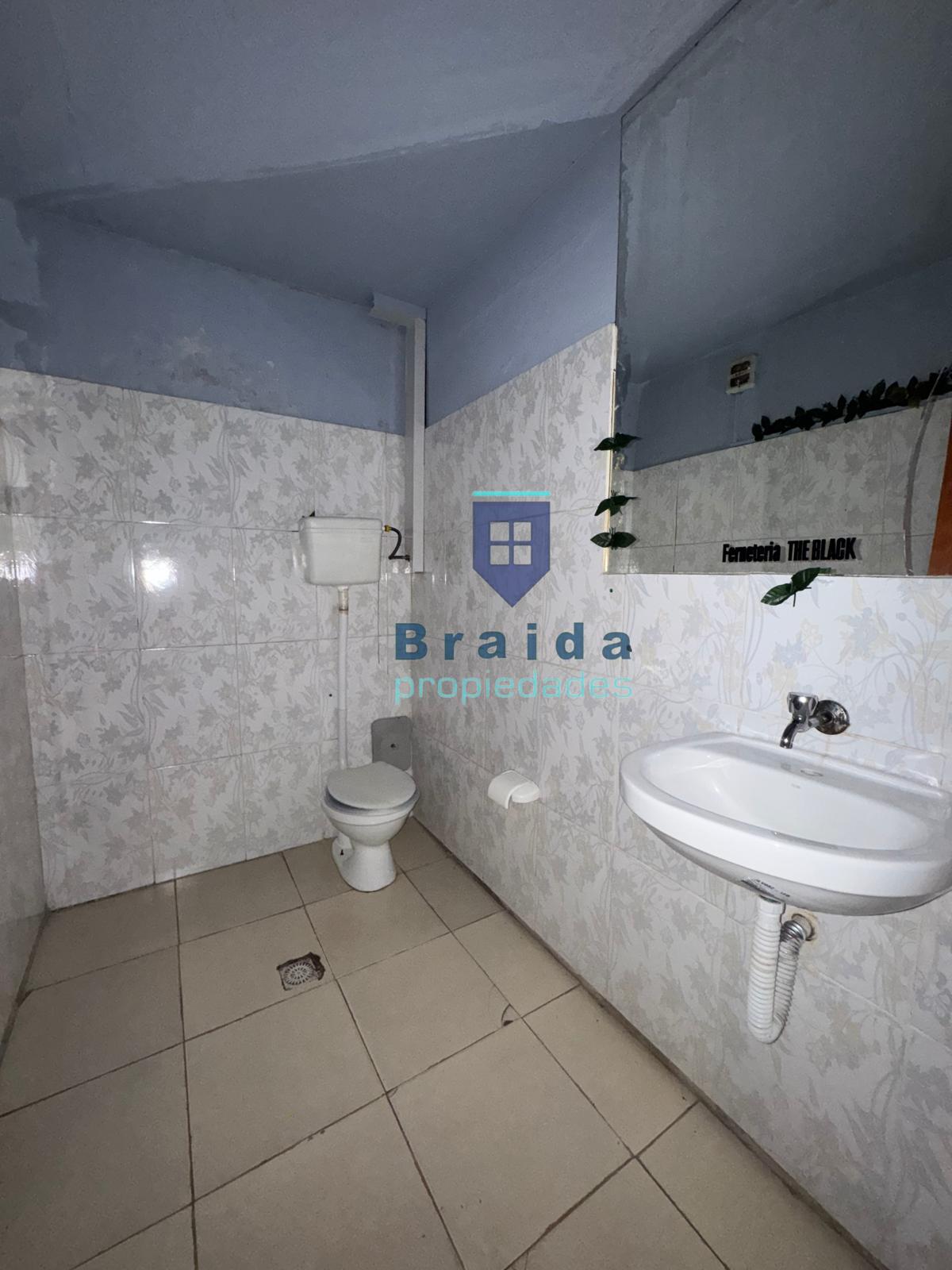 Gran local comercial con parrillero y horno sobre Avenida Artigas