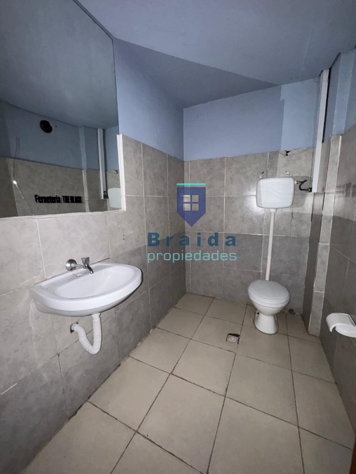 Gran local comercial con parrillero y horno sobre Avenida Artigas