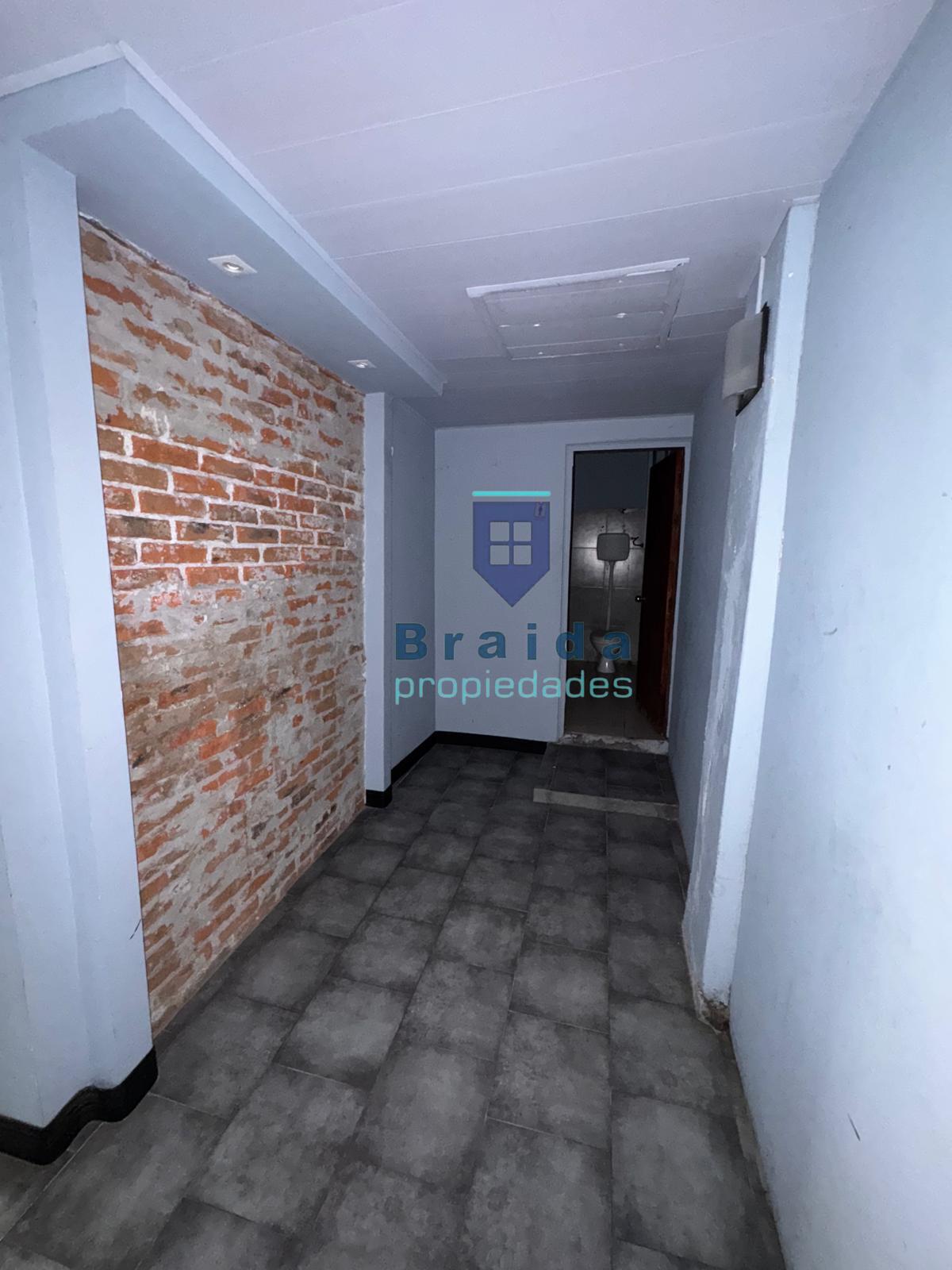 Gran local comercial con parrillero y horno sobre Avenida Artigas