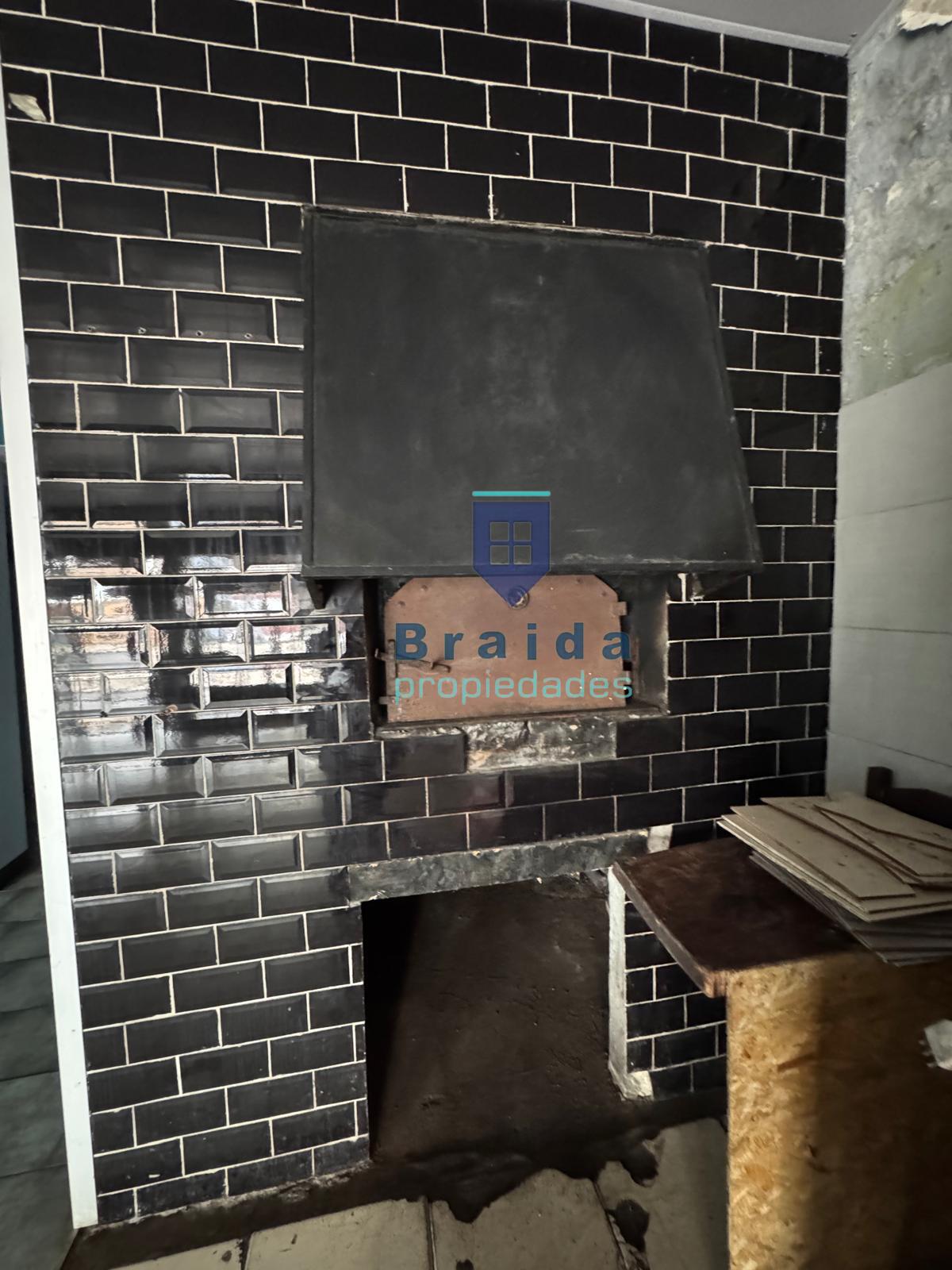 Gran local comercial con parrillero y horno sobre Avenida Artigas