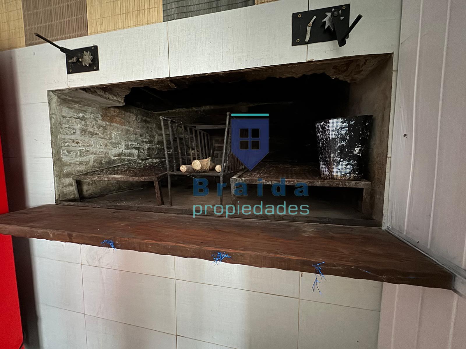 Gran local comercial con parrillero y horno sobre Avenida Artigas