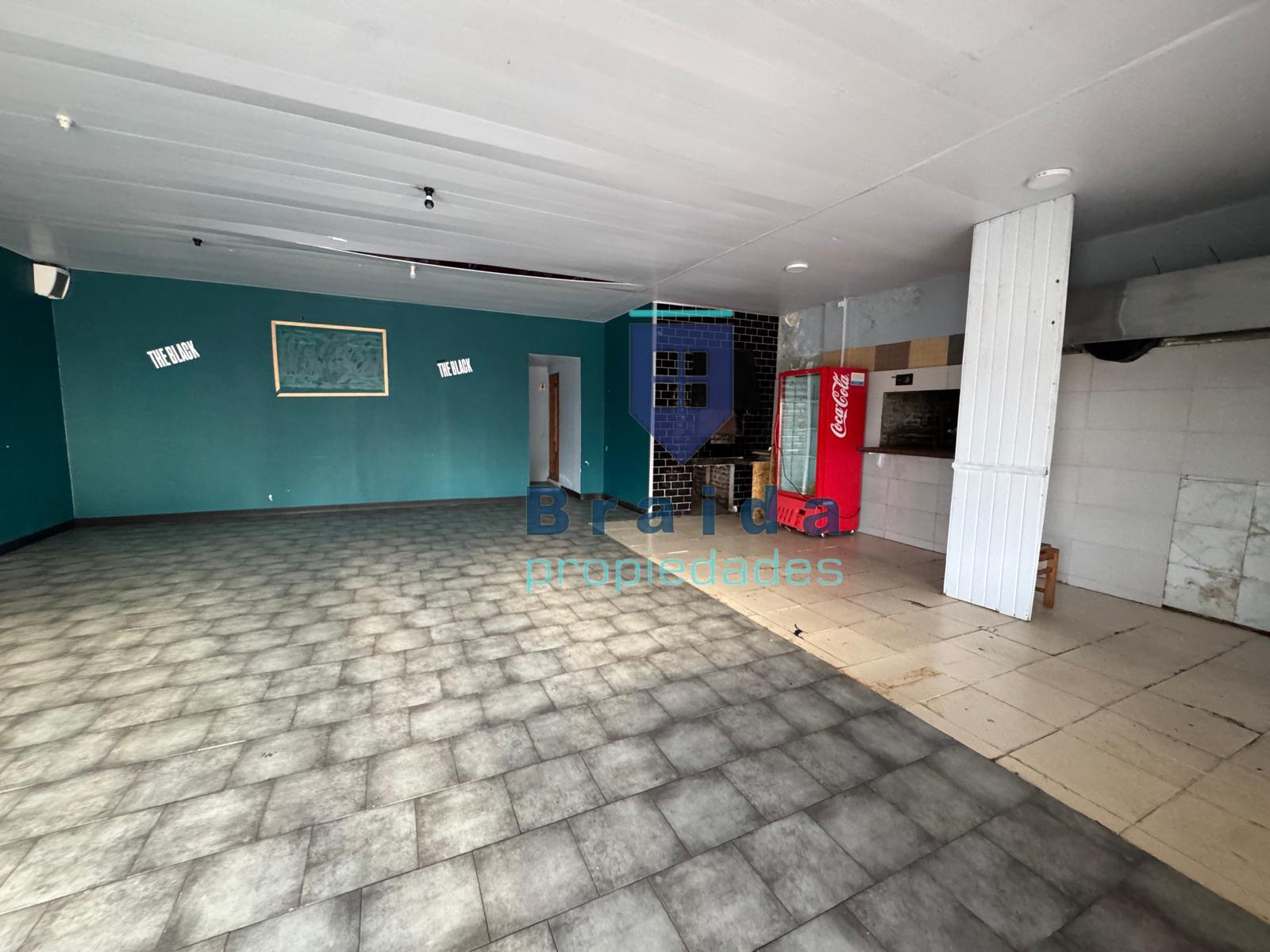 Gran local comercial con parrillero y horno sobre Avenida Artigas