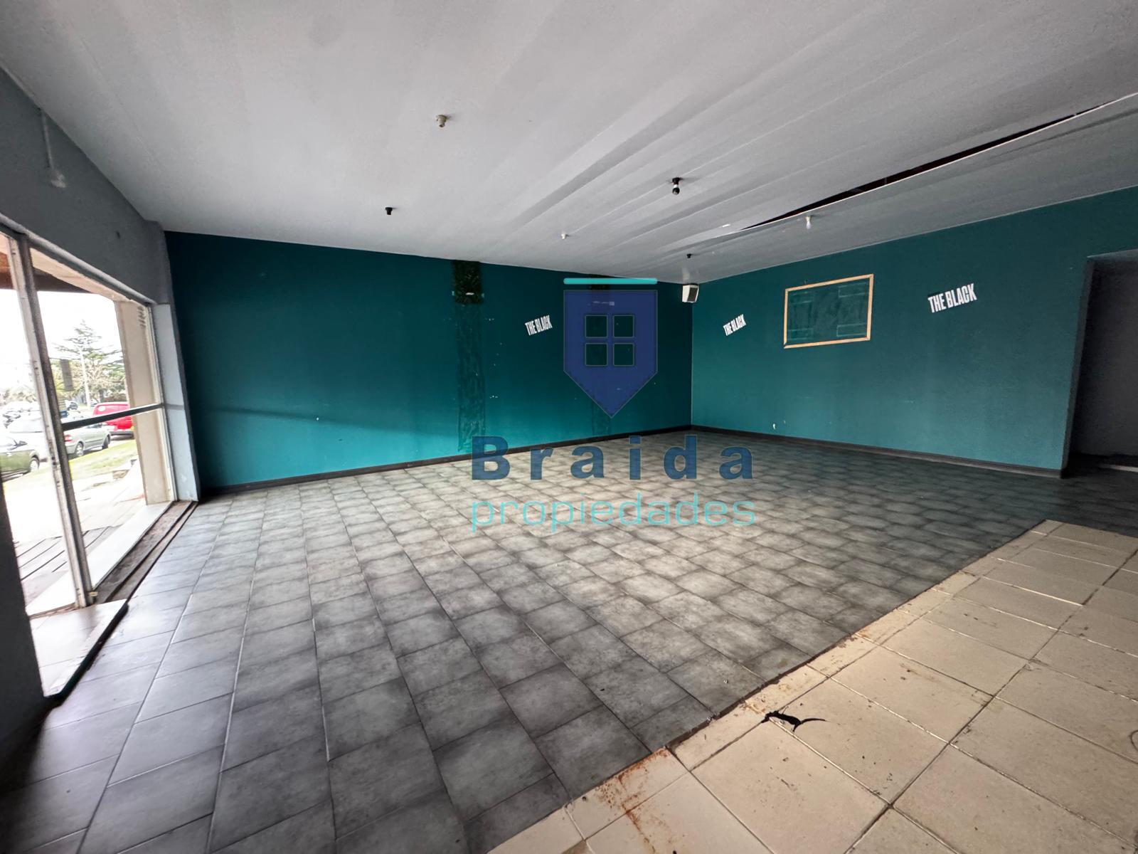 Gran local comercial con parrillero y horno sobre Avenida Artigas