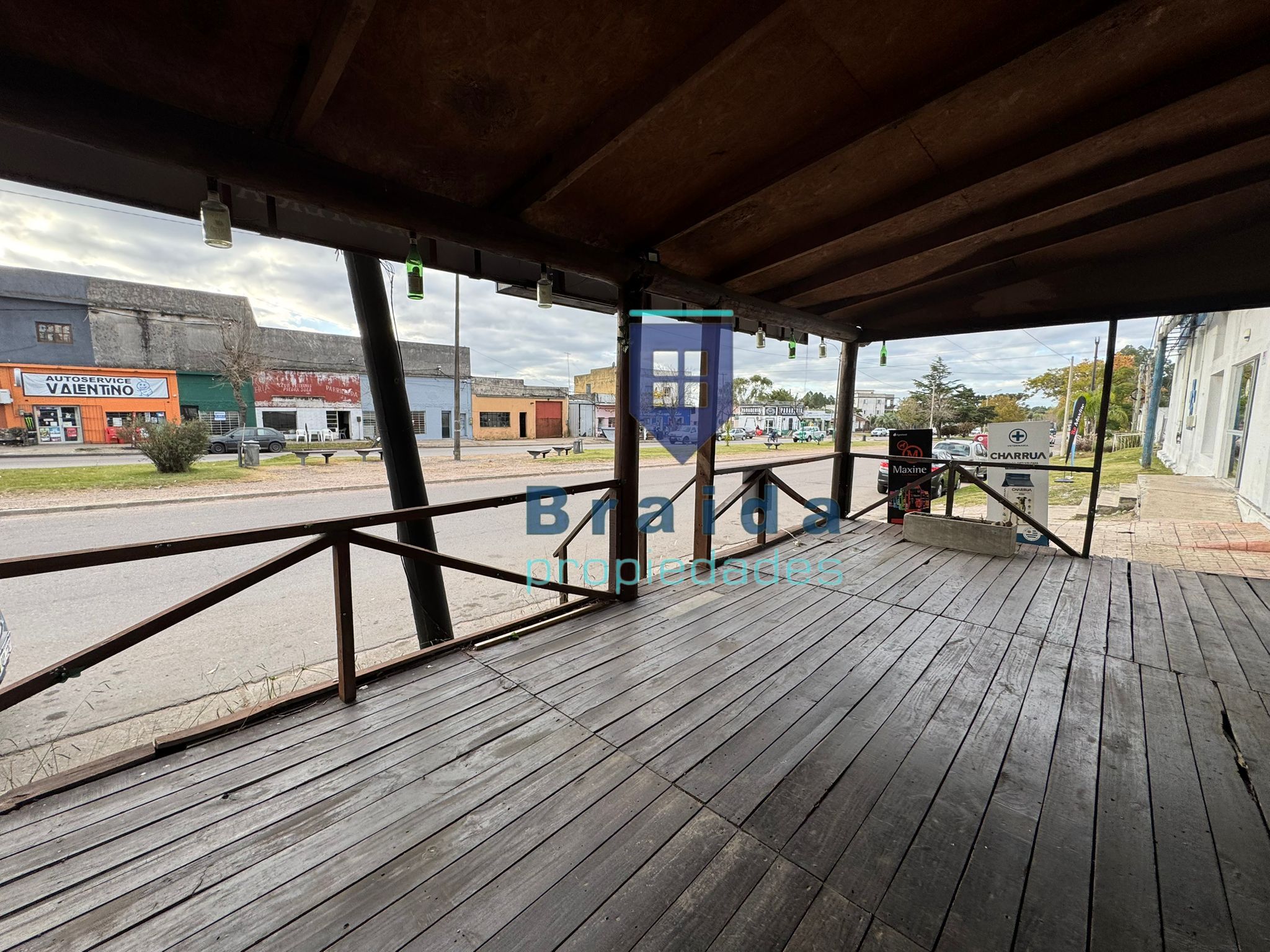 Gran local comercial con parrillero y horno sobre Avenida Artigas
