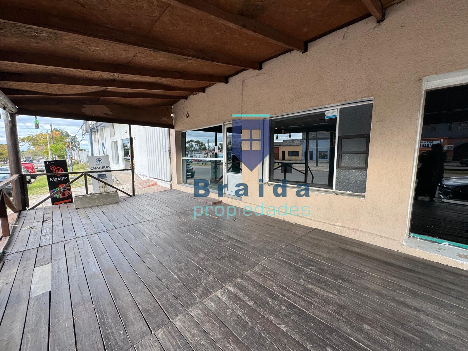 Gran local comercial con parrillero y horno sobre Avenida Artigas