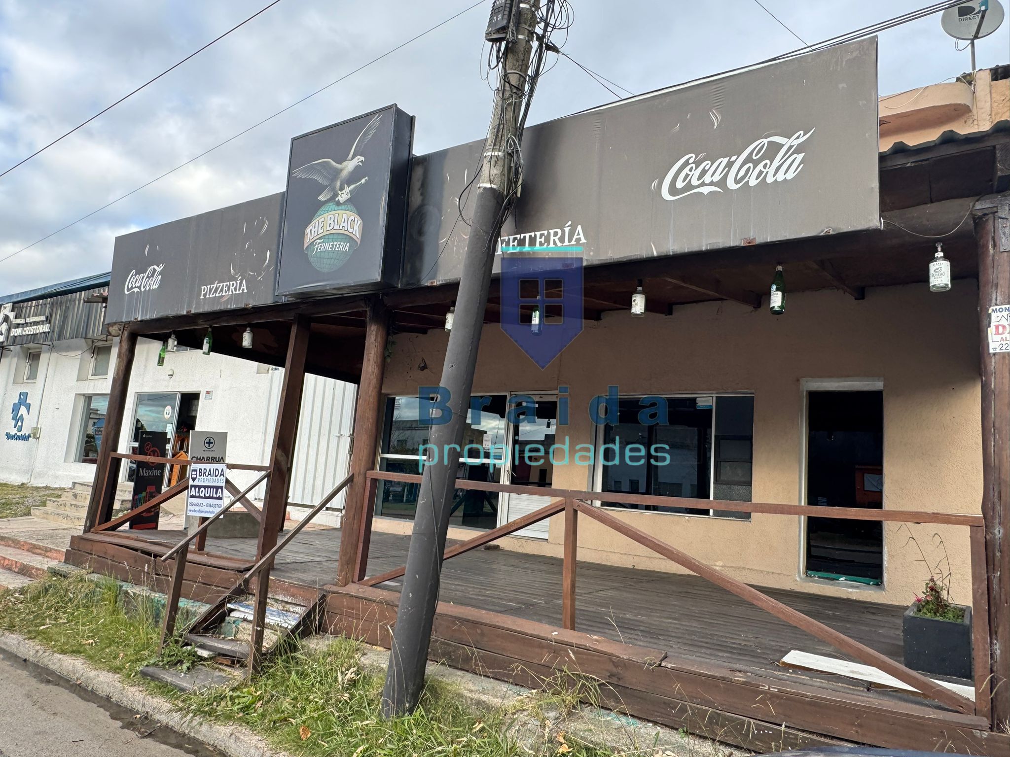 Gran local comercial con parrillero y horno sobre Avenida Artigas