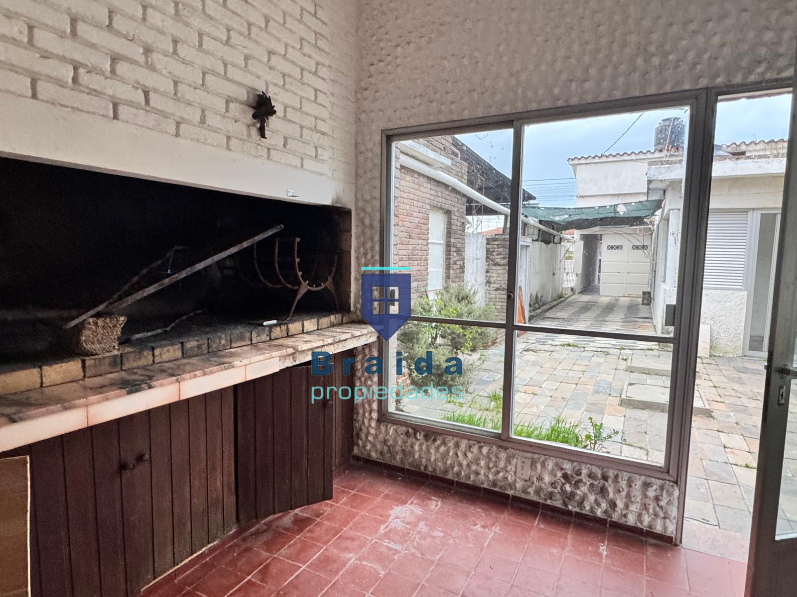 Gran vivienda con múltiples dormitorios y ambientes