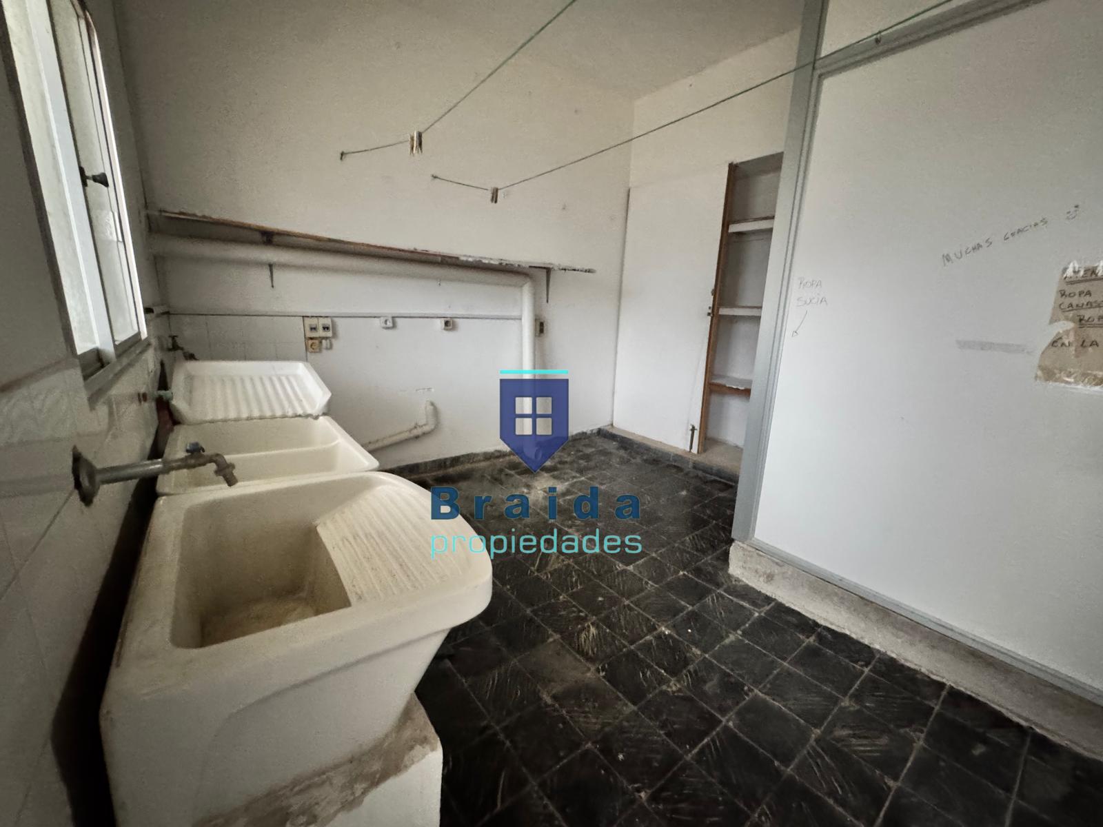 Gran vivienda con múltiples dormitorios y ambientes