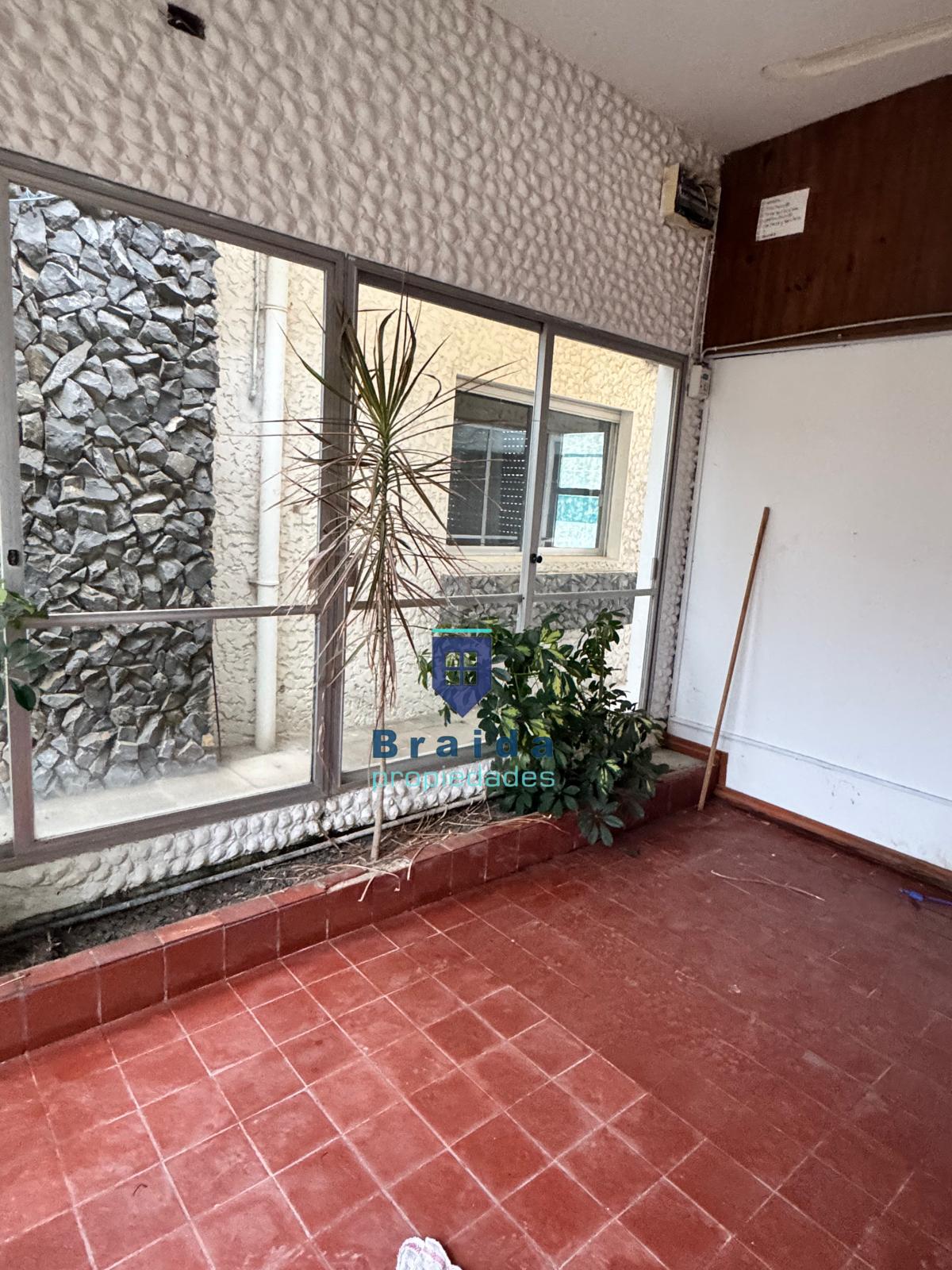 Gran vivienda con múltiples dormitorios y ambientes