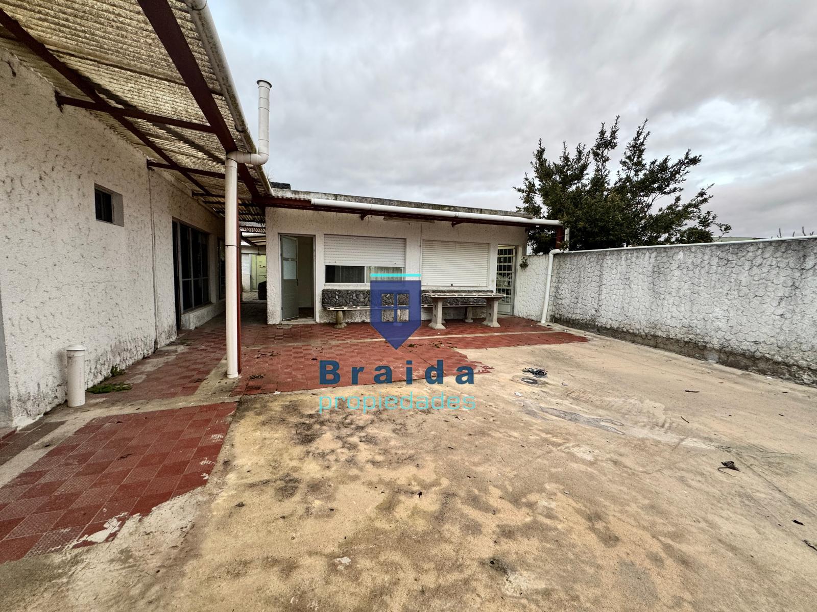 Gran vivienda con múltiples dormitorios y ambientes