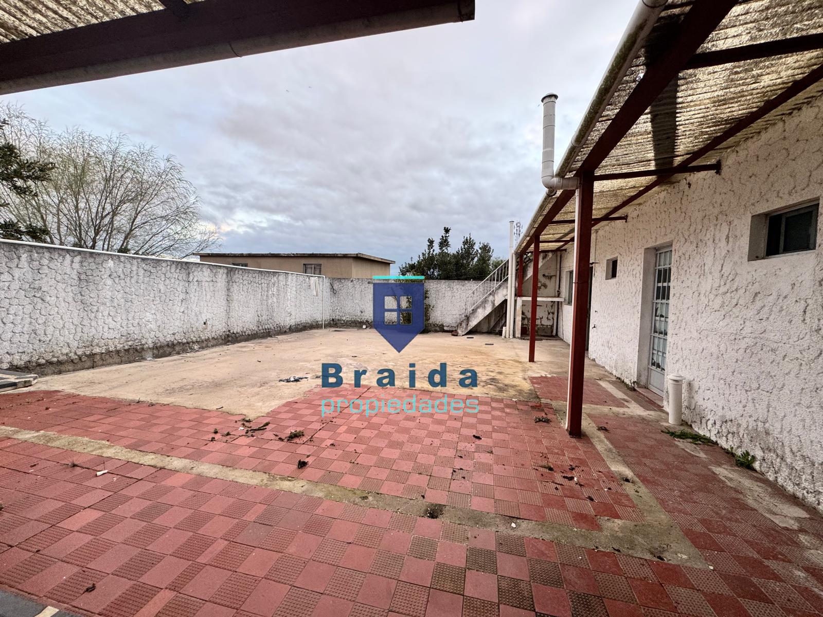 Gran vivienda con múltiples dormitorios y ambientes