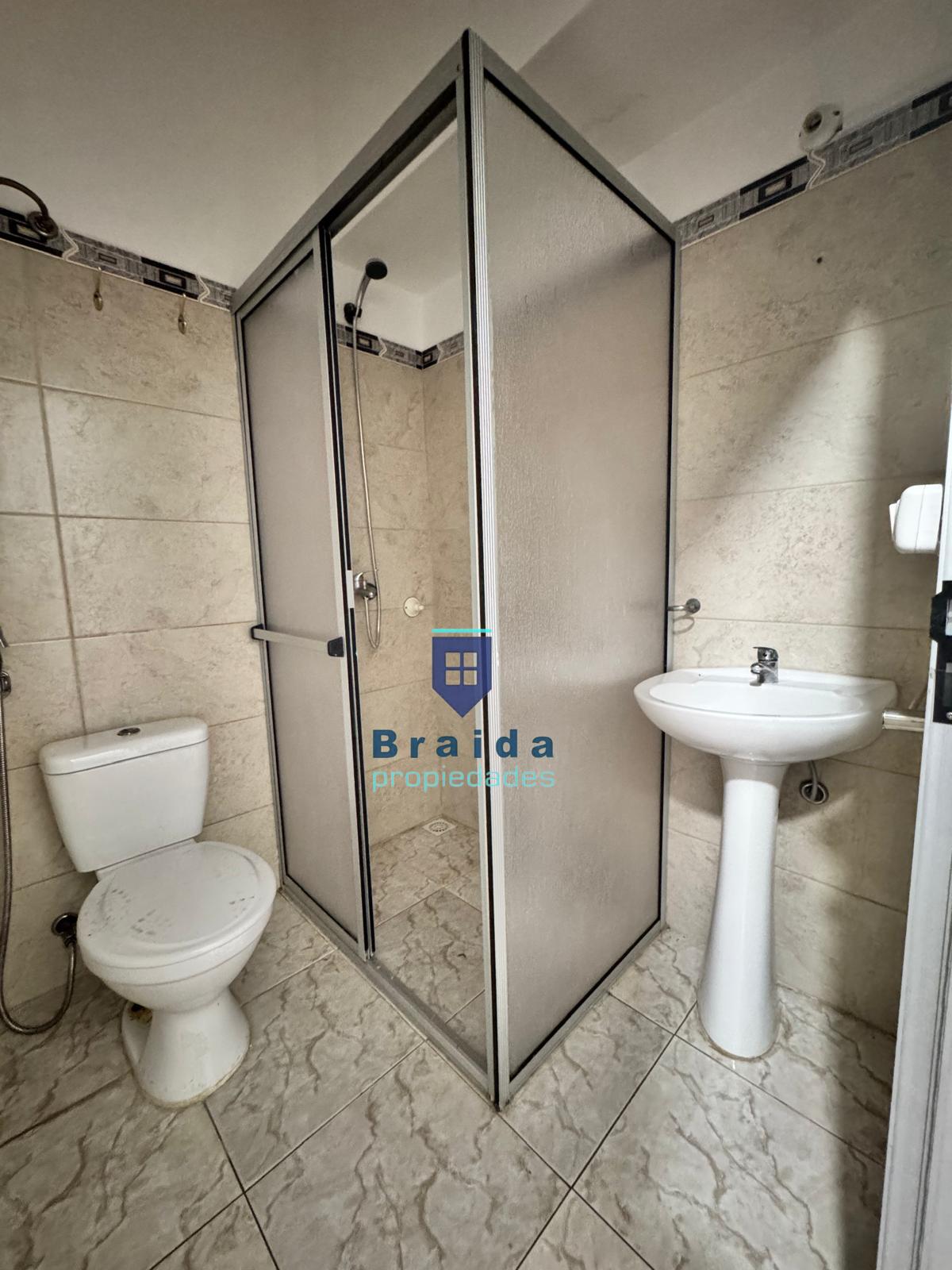 Gran vivienda con múltiples dormitorios y ambientes