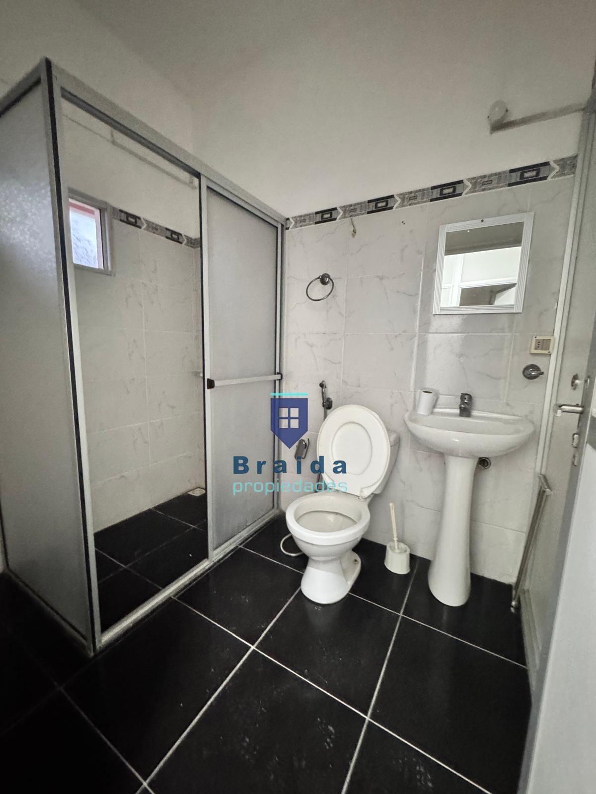 Gran vivienda con múltiples dormitorios y ambientes