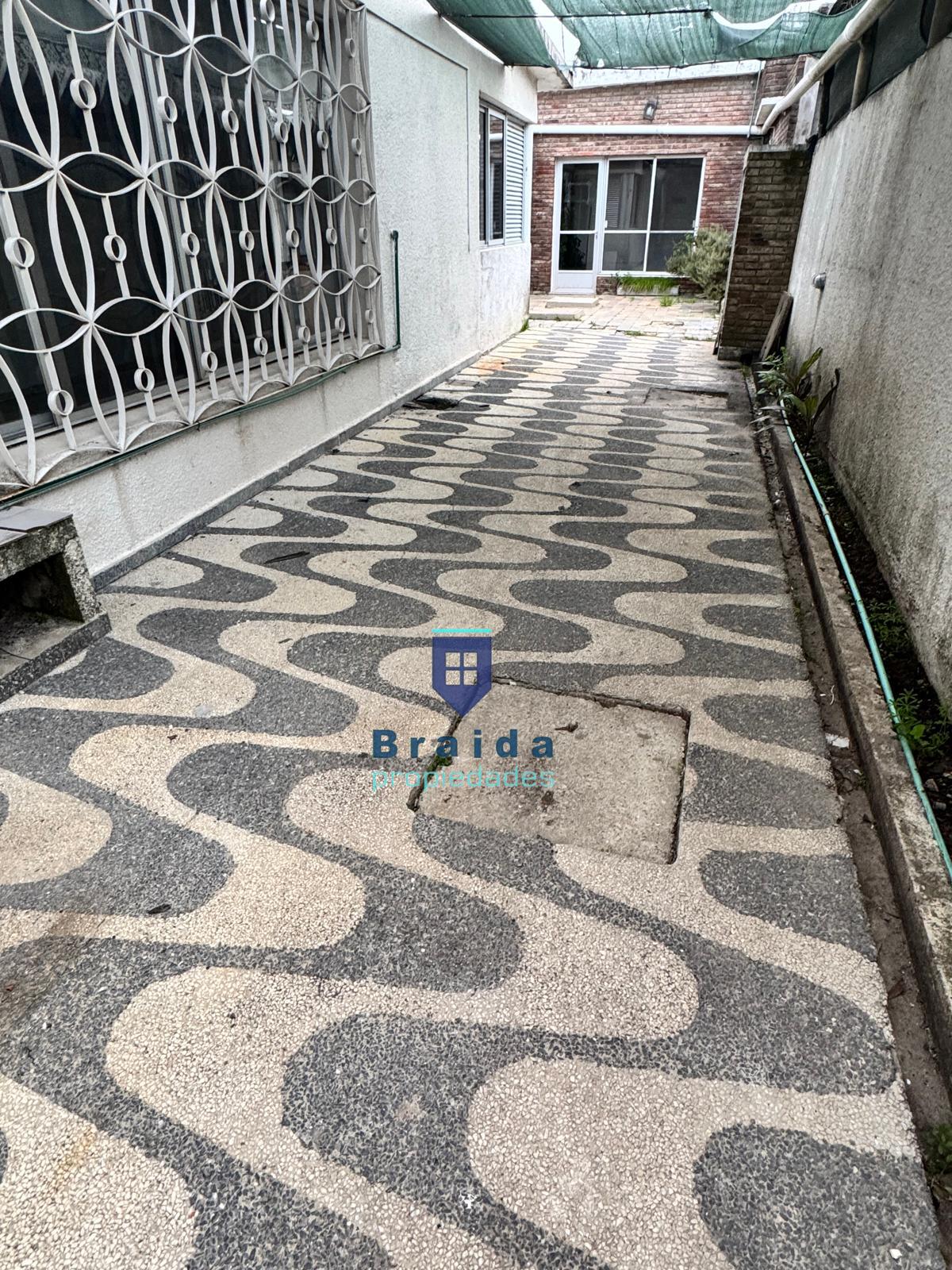 Gran vivienda con múltiples dormitorios y ambientes
