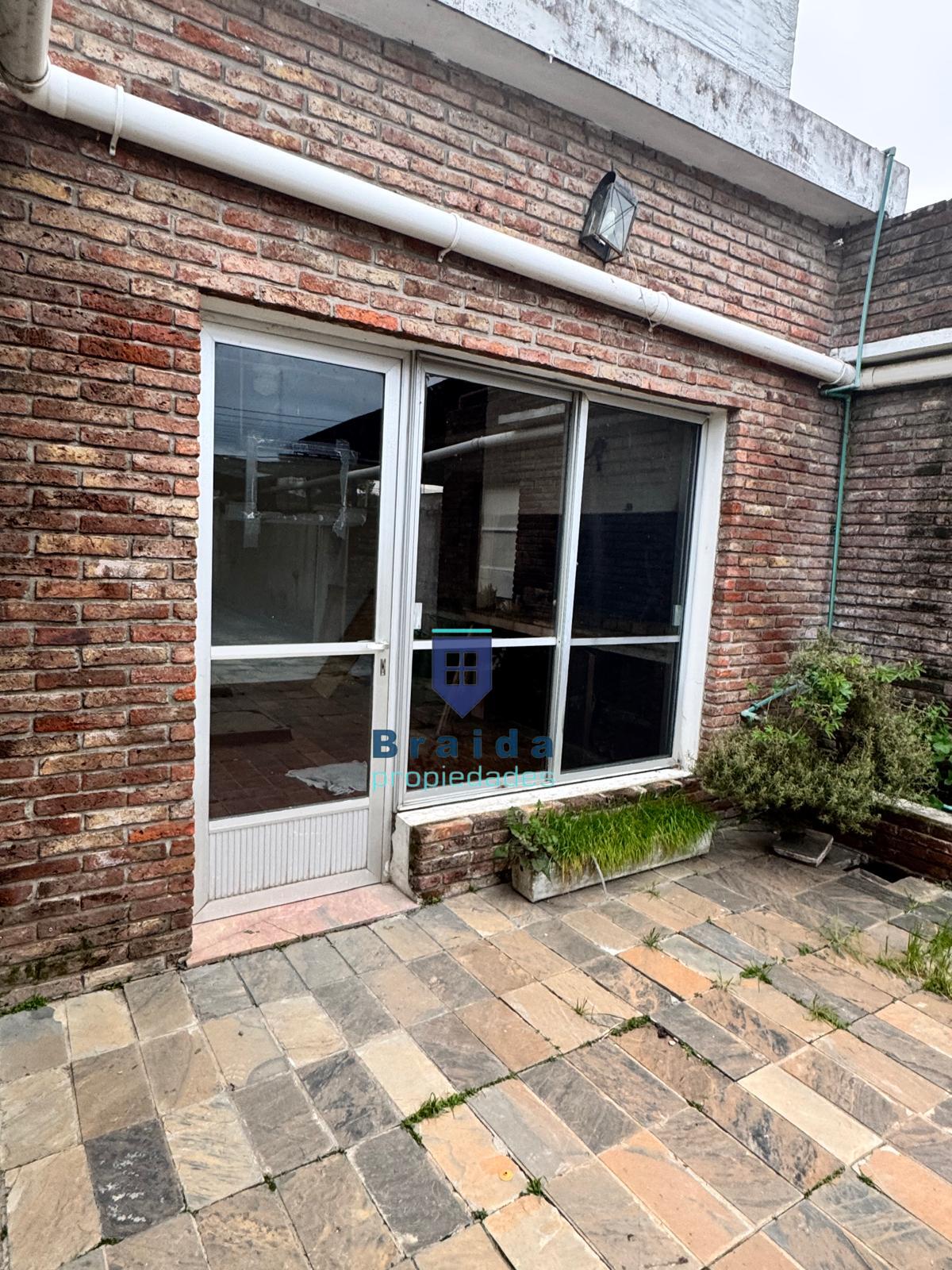 Gran vivienda con múltiples dormitorios y ambientes