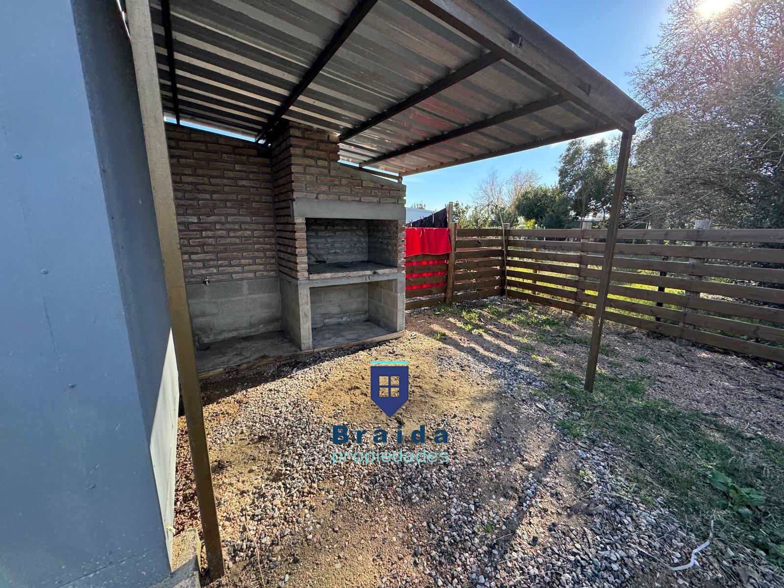 SE ALQUILA FINCA CON COCHERA